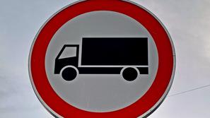Prometni znak prepoved tovornjak