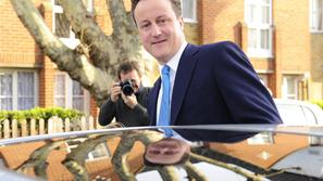 V Veliki Britaniji se bije vroč predvolilni boj, ki nenehno dobiva nove zasuke. 