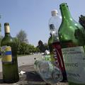 Slovenija 08.05.08, popivanje, moski na kolesu se pelje mimo smeti v parku Tivol