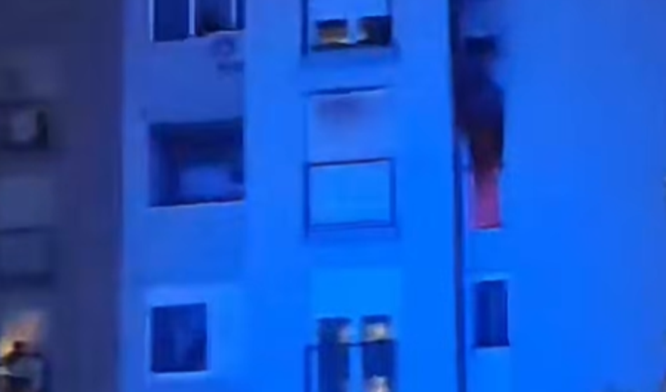 Otroka pustila v gorečem stanovanju in odšla k sosedi