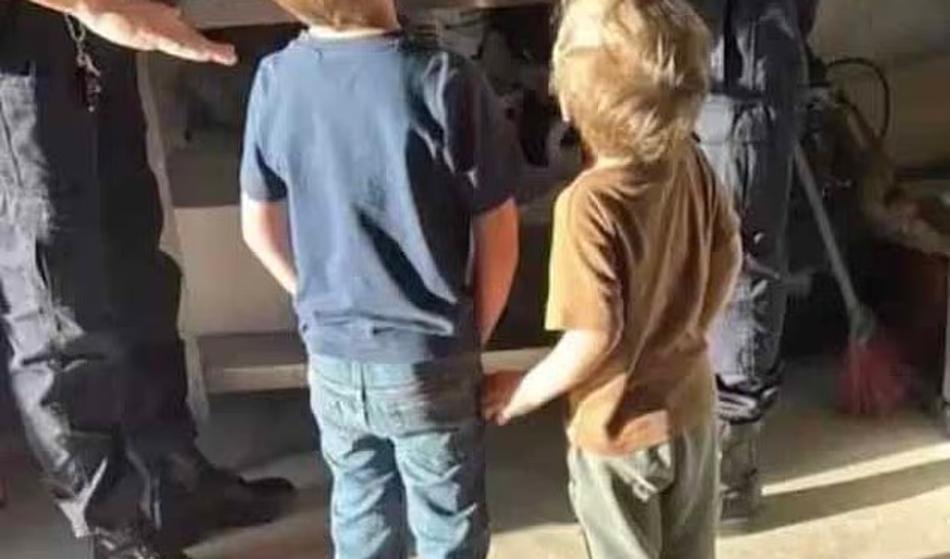 Starša iz pekla: v gozdu zapustila majhna sinova z zavezanimi očmi
