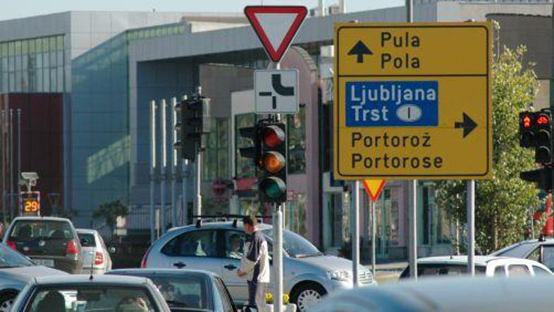 Ob prometnih konicah, zlasti ob sobotah, je pri koprski tržnici neznosno.