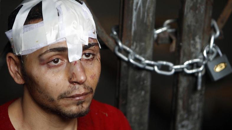 "Z vama bi lahko ravnali precej slabše," jima je dejal paznik in dodal, da je v 