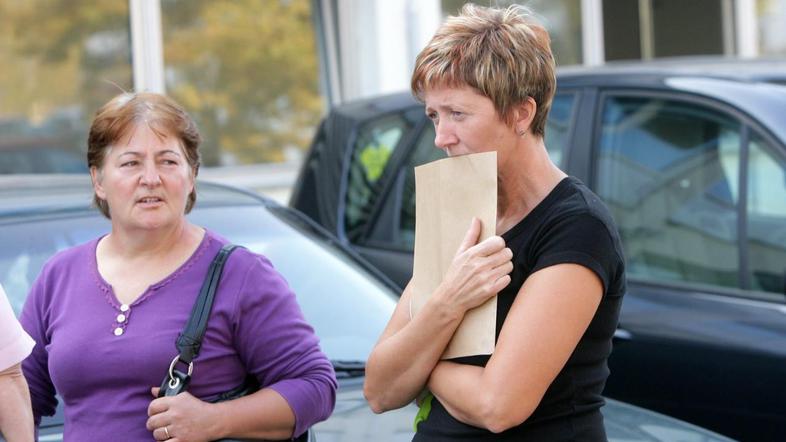 Delavci z odpovedmi v rokah. Foto: Nino Verdnik