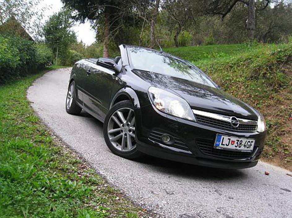 Transformacija iz kupeja v kabriolet s pomočjo držanja stikala traja 30 sekund.