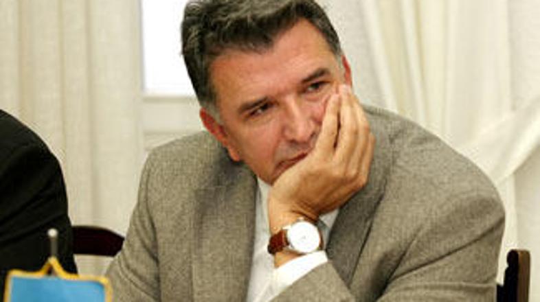 Klokočovnik naj bi Pečanovi že vsaj 15-krat grozil z ovadbo.