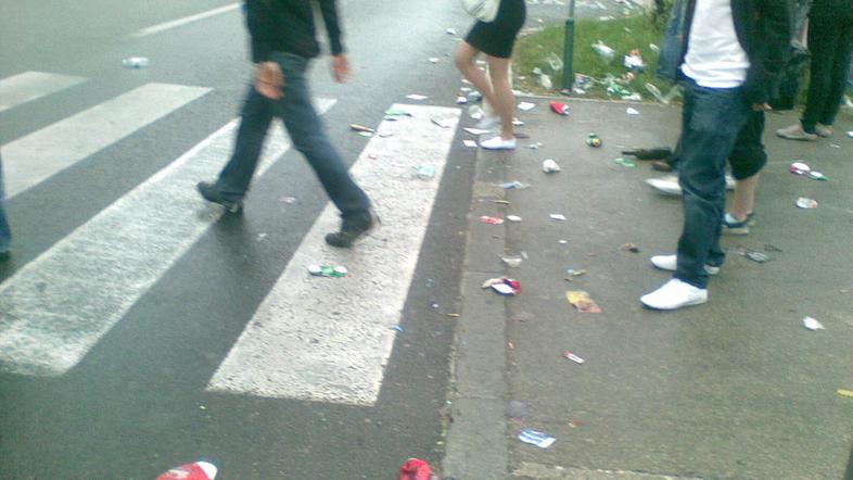 V petek okoli 19. ure je bilo pred Gospodarskim razstaviščem zelo glasno in nasm