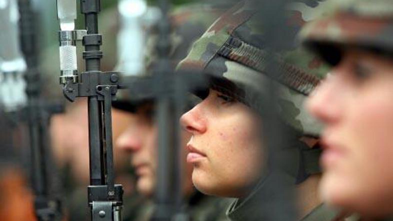 Po zadnjih podatkih je 23-letni vojak, ki se je v nedeljo ustrelil v glavo, uspe