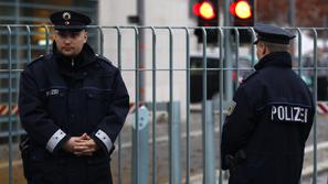 Policija je poostrila varnostne ukrepe okoli stavbe kanclerjevega urada. (Foto: 