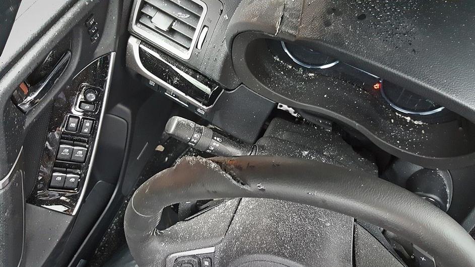 Poškodba vozila na katerega je priletel kos betona na primorski AC