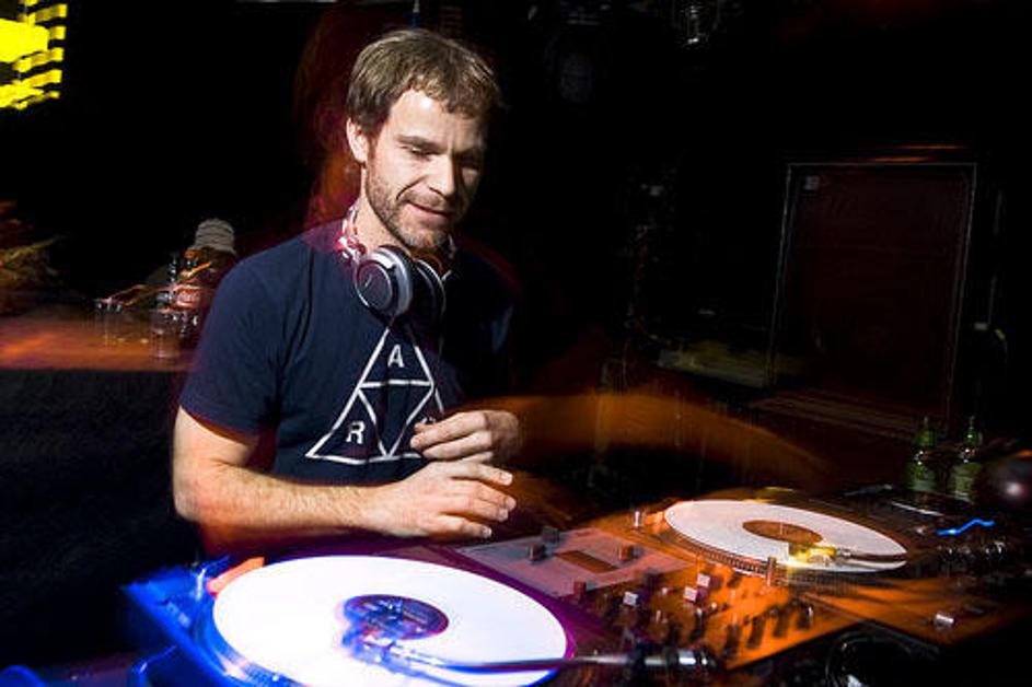 Dj DK je del zelo uspešne londonske založbe Ninja Tune in Judgea, poleg tega pa 