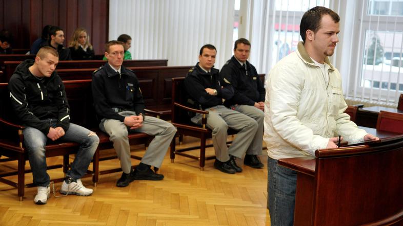 Velić (v belem) priznava, da je po eksploziji poklical Olenika, ki mu je bil Muz