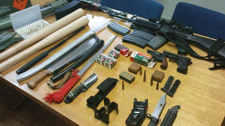 Vse to orožje je 39-letni Laščan hranil doma in pri svoji zunajzakonski partneri