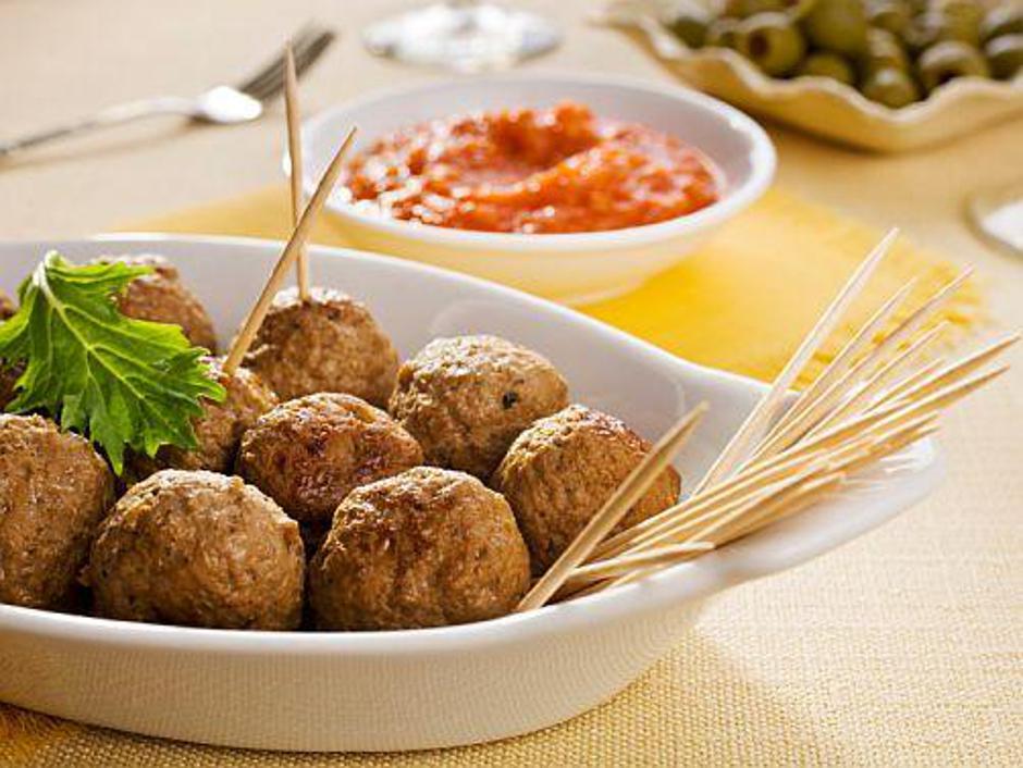 Mesne kroglice lahko postrežete z zelo različnimi stvarmi – tudi z olivami, siro | Avtor: Žurnal24 main