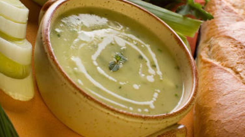 Juho postrezite s svežim kruhom.