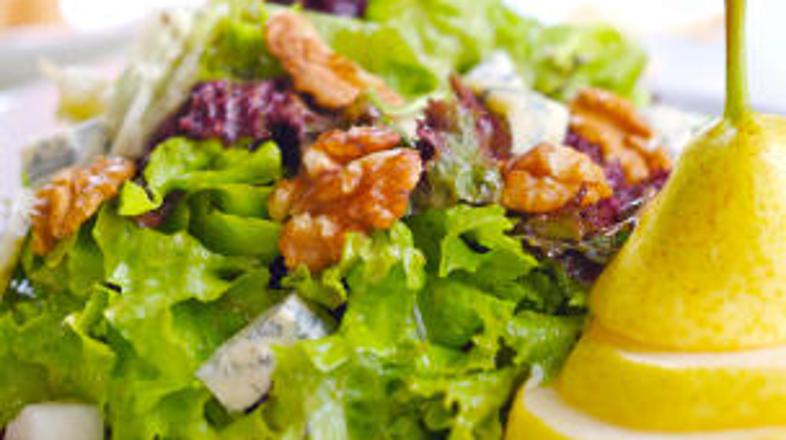 Nežno kombinacijo francoskega sira in hruške bodo izostrili nasekljani orehi.