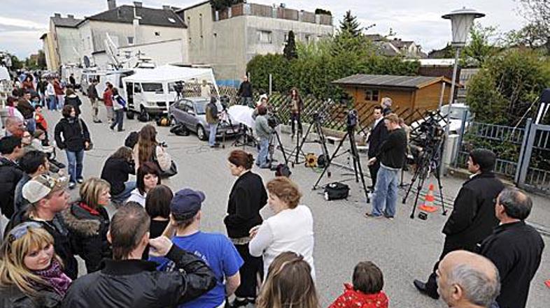 Takole so se ljudje in novinarji s cele Evrope zgrinjali pred hišo groze, v kate