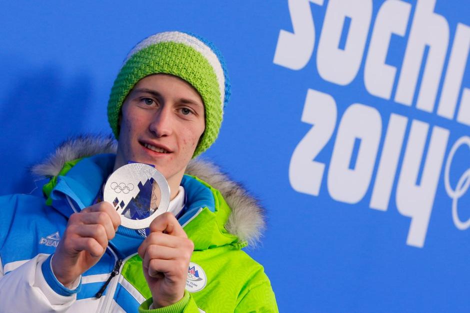 Peter Prevc Soči 2014 srebrna kolajna medalja podelitev mala skakalnica | Avtor: Stanko Gruden/STA