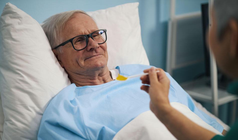 Bolnega partnerja je pitala žlico za žlico, dokler se ni zadušil