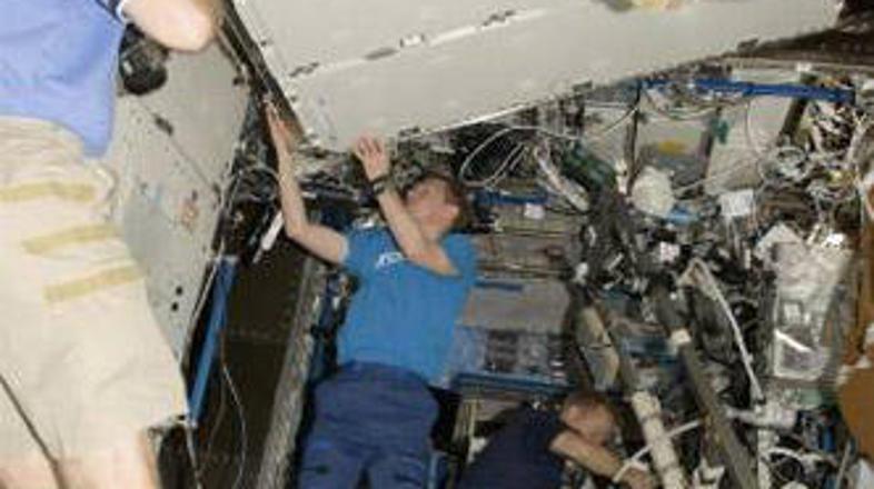 Astronavta z ameriškega raketoplana Discovery sta zaključila vesoljski sprehod n