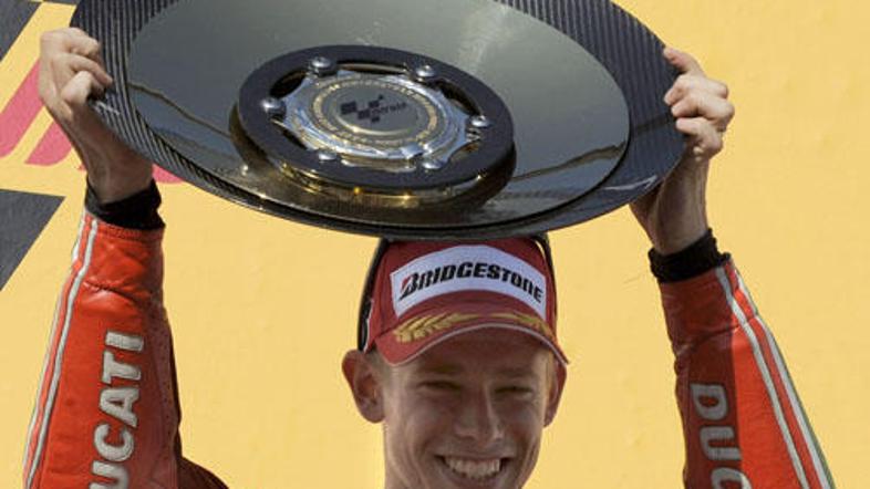 Casey Stoner je takole dvignil pokal za zmago na VN Avstralije. Zmaga doma je ve
