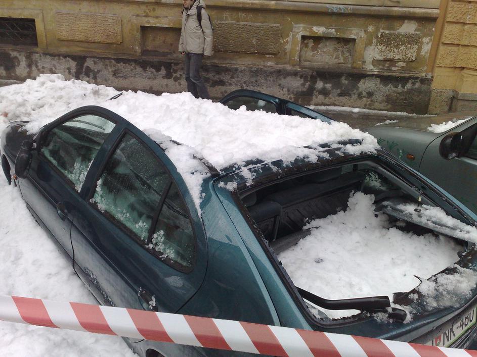sneg, snegobran, uničeni avtomobili, gosposvetska ulica, ljubljana