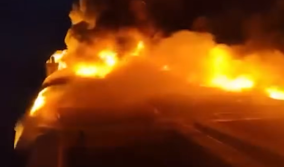 Dva kilometra od obale zagorel trajekt, umrlo več ljudi