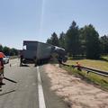 gorenjska avtocesta, nesreča, tovornjak trčil v odbojno ograjo