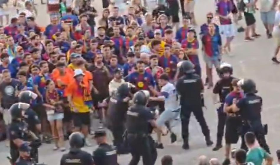 Policisti zaradi zastave pretepli navijača Barcelone