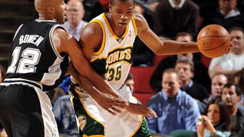 Kevin Durant je novinec, ki se je najbolje kosal z izkušenimi košarkarji lige NB