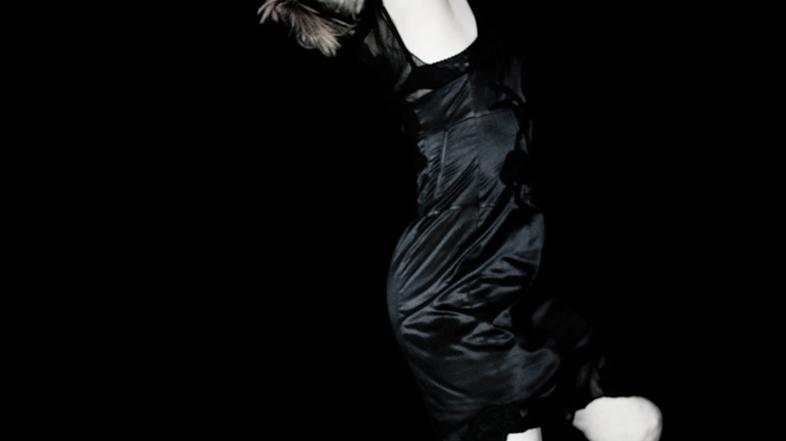 Svoje raziskovanje narcisizma Coraline predstavi v treh korakih: Narcis 0, solo 