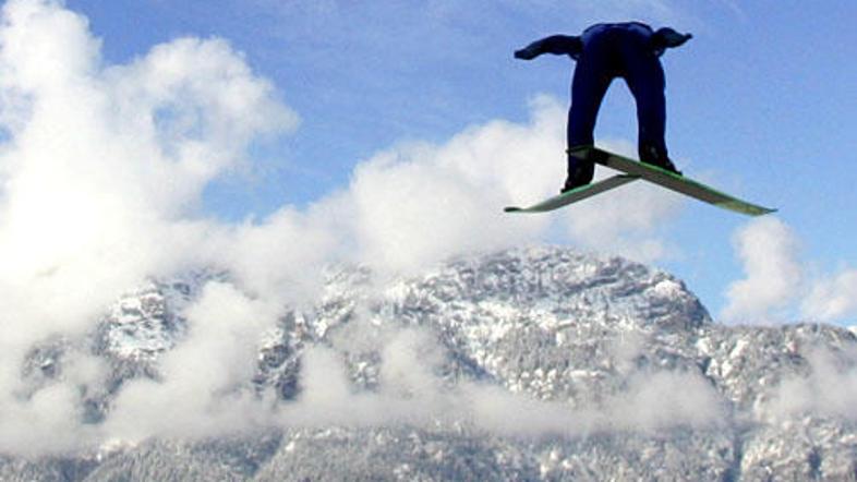 Janne Ahonen je vodil po prvi seriji, a v drugi moral priznati premoč Gregorju S