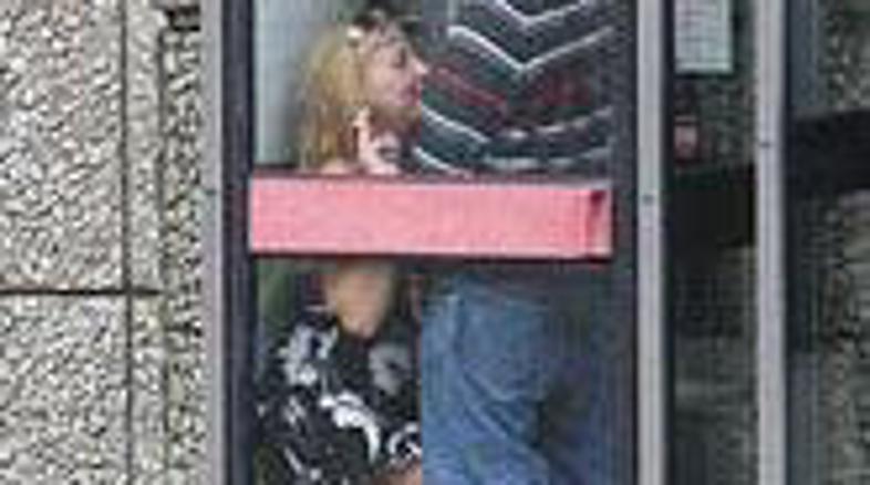 Ben Whelan in Rebekah James sta si seks privoščila v telefonski govorilnici. (Fo