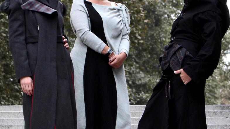 Ivona Martinko (v sredini) z mankenakama, ki sta predstavile njene multifunkcion