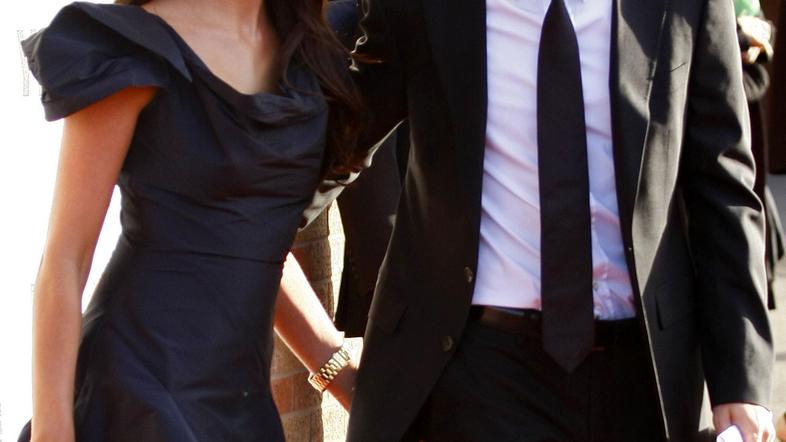 Stacey možu stoji ob strani in pravi, da se tudi on trudi za njun zakon. (Foto: 