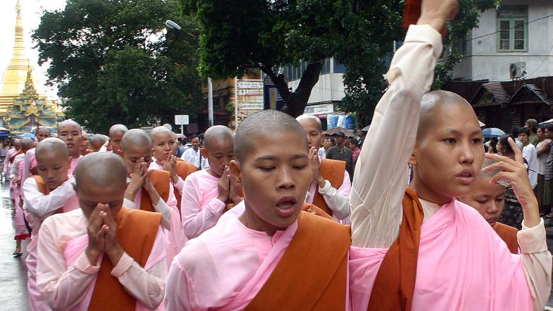 Desettisočim menihom so se pridružile tudi nune.