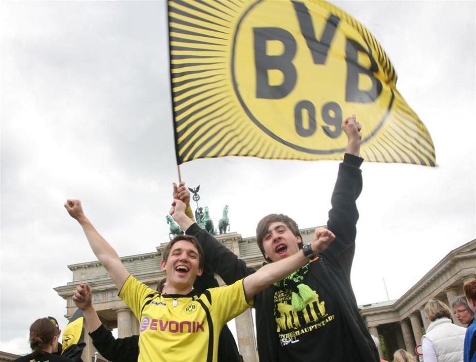 navijači brandenburška vrata Borussia Dortmund Bayern München DFB zastava pokal 