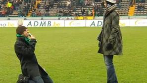 Snubitev pred množico se je izjalovila. (Foto: YouTube)