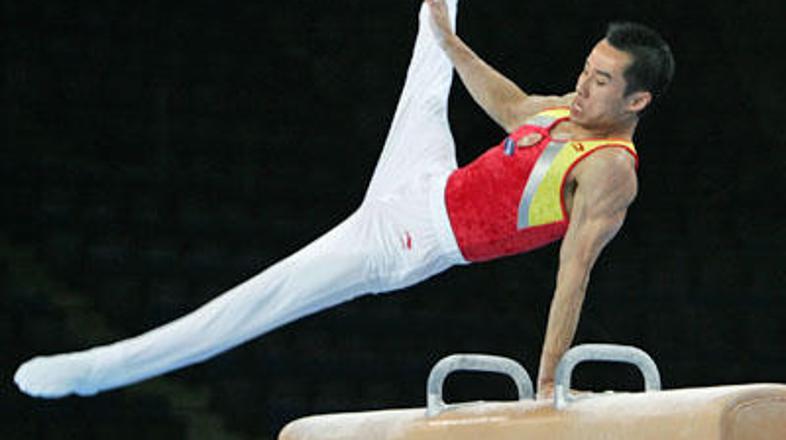 Kitajski telovadex Qin Xiao se po po moštveni tekmi boril tudi na konju z ročaji