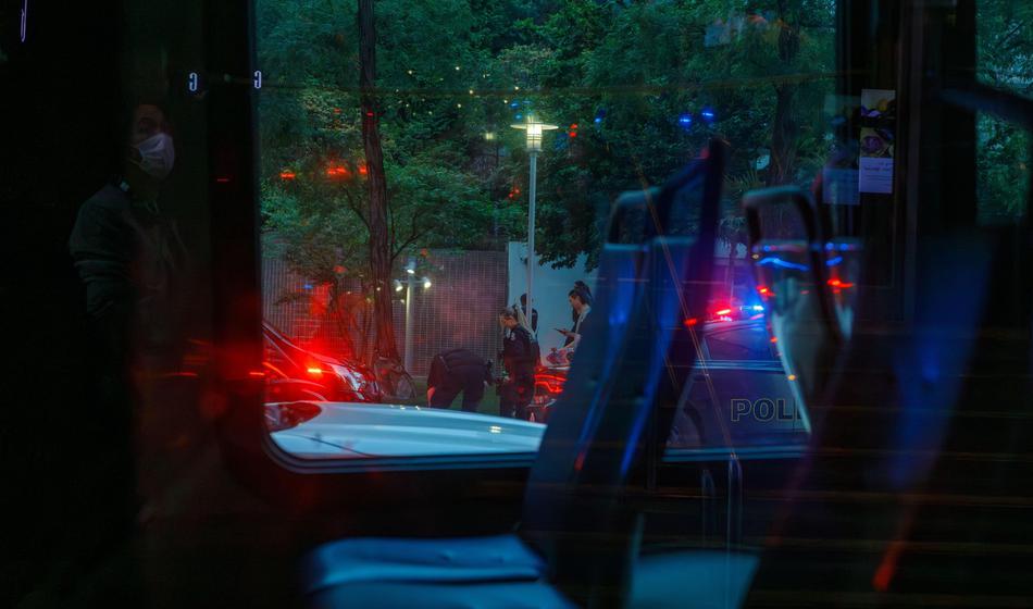 Mladenič vinjen na streho, 41-letnik ostal brez avtomobila