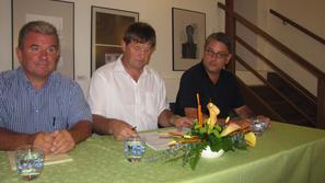 Poslanci Vizjak, Bogovič in Han, predlagatelji spremembe zakona o vinu, ki bi pr