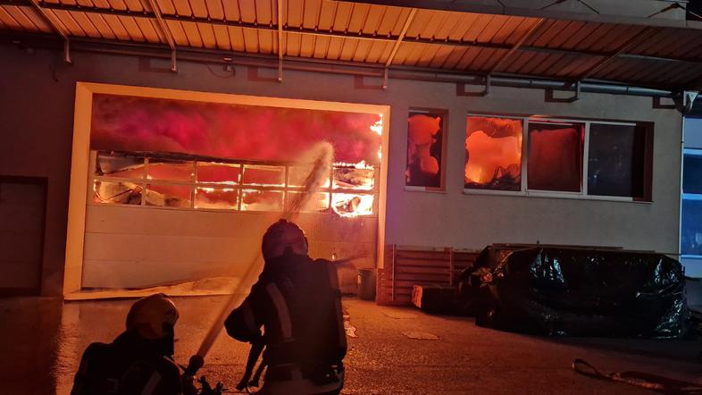 Obsežen požar v Preserjah