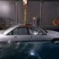 V Top Gearu so preizkusili, kako se lahko voznik reši iz potapljajočega se avtom
