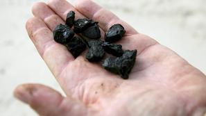Kepe katrana, ki so jih našli na plaži Mississippija. (Foto: Reuters)