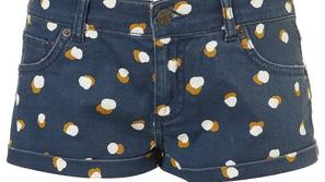 Nizka postava: zelo kratke hlačke, lahko tudi tudi kombinezon