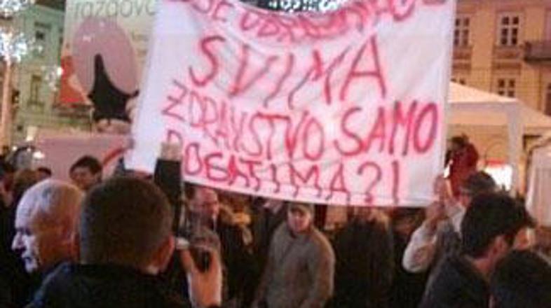 Hrvaška televizija je poročala, da se je v Zagrebu po ocenah policije zbralo naj