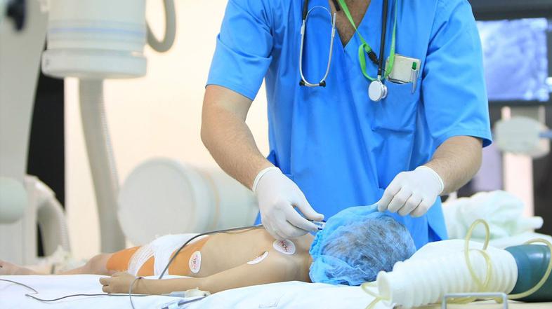 otrok operacija bolnišnica operacijska miza