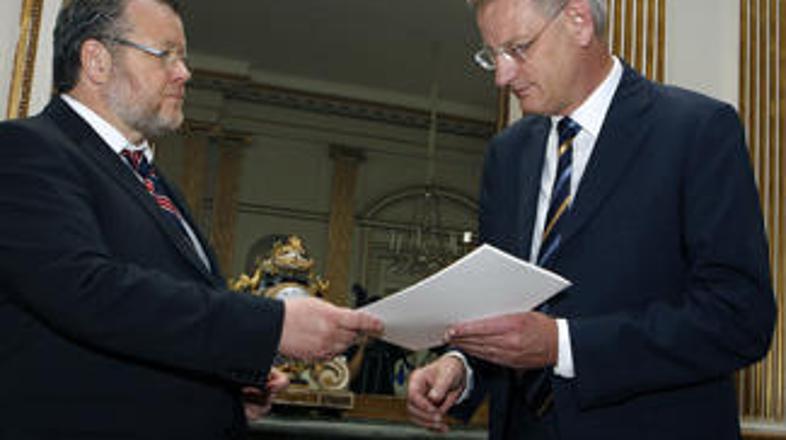Carl Bildt (desno) je dejal, da je Islandija, ki je že članica Evropskega gospod