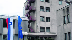 Stavbo PU Krško, v kateri je zahtevna tehnika, bodo težko dali iz rok. (Foto: Na