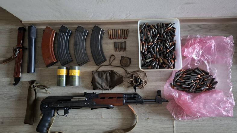 Pri hišni preiskavi zasegli orožje